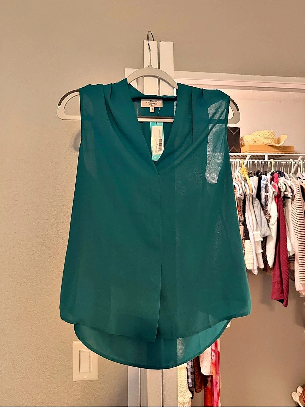 Jones New York Sleeveless Blouse in Green Size Medium Like New